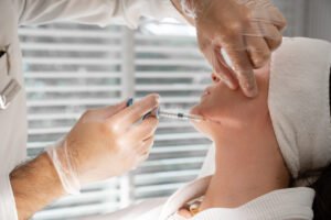 كيف تتجنبين النتائج غير الطبيعية عند حقن الفيلر؟