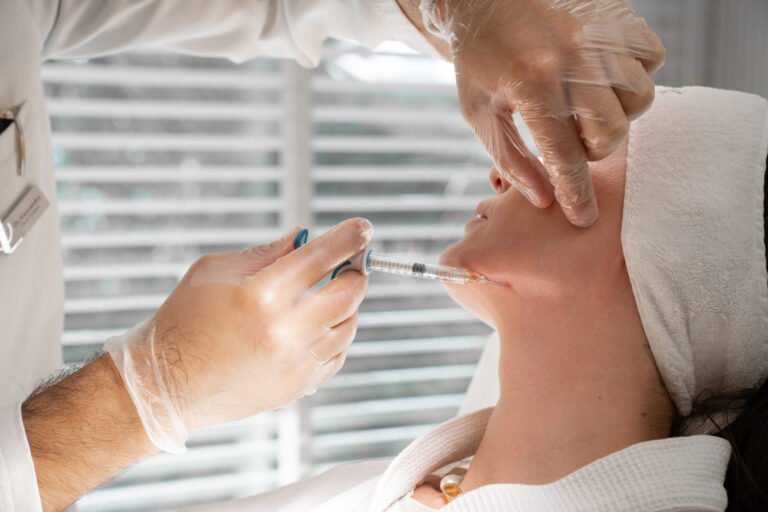 كيف تتجنبين النتائج غير الطبيعية عند حقن الفيلر؟
