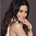 All parameters of Emmanuelle Chriqui: height, weight, bra size, and shoe size.