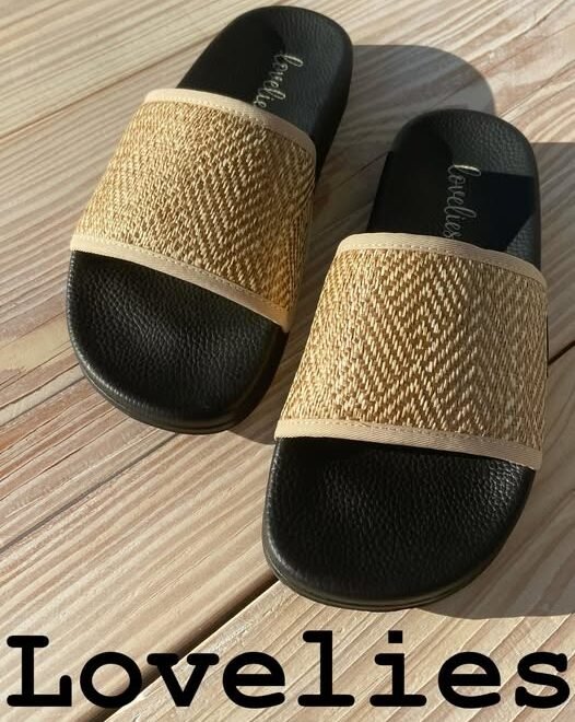 Cozy Meets Chic: How to Style the Chami Shearling Slides