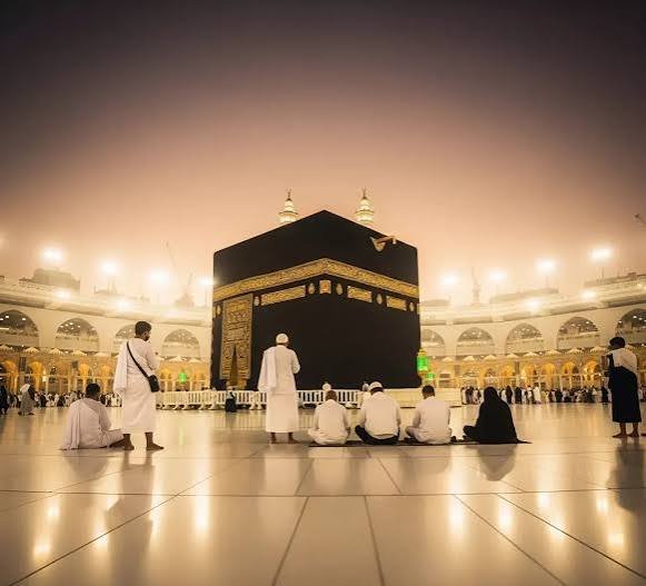 الفرق بين رحلات العمرة الفردية والجماعية