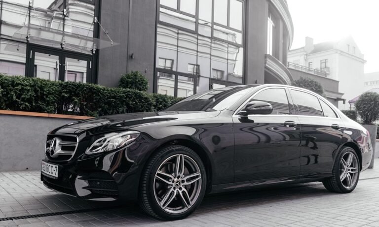 How a Corporate Taxi Service Improves Business Travel Efficiency and Productivity